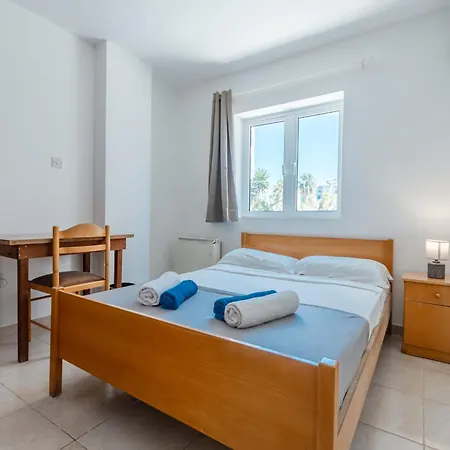 Gazde/Camere de închiriat Andreas Beachfront